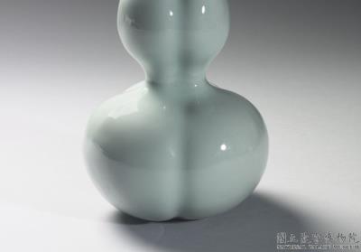 图片[2]-Gourd-shaped vase with three-neck body in pale green glaze, Qing dynasty, Qianlong reign (1736-1795)-China Archive